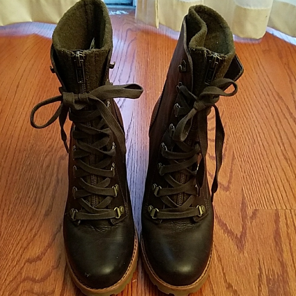Ugg brown leather boat with olive zipper